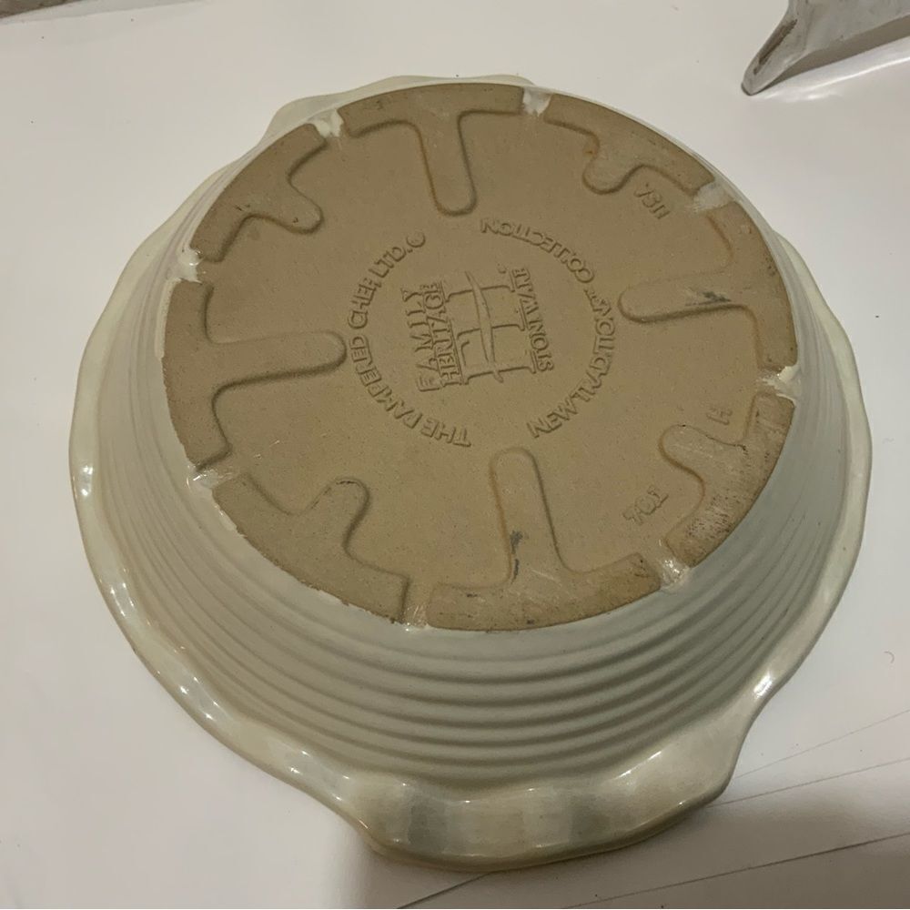 Pampered Chef Family Heritage New Traditions Stoneware Fluted Pie Plate Pan